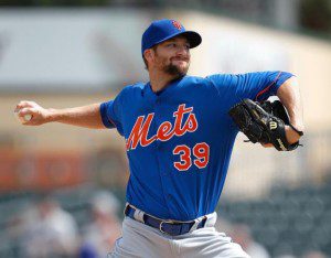 Bobby Parnell throws a pitch.